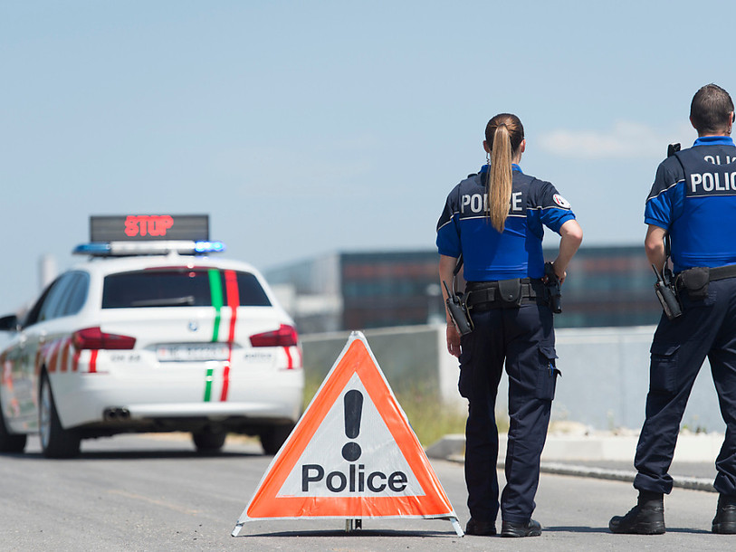 La Police neuchâteloise a interpelé samedi un conducteur roulant à 146 km/h sur un tronçon limité à 80 km/h à Rochefort. (Photo : archive KEYSTONE / Sandro Campardo).