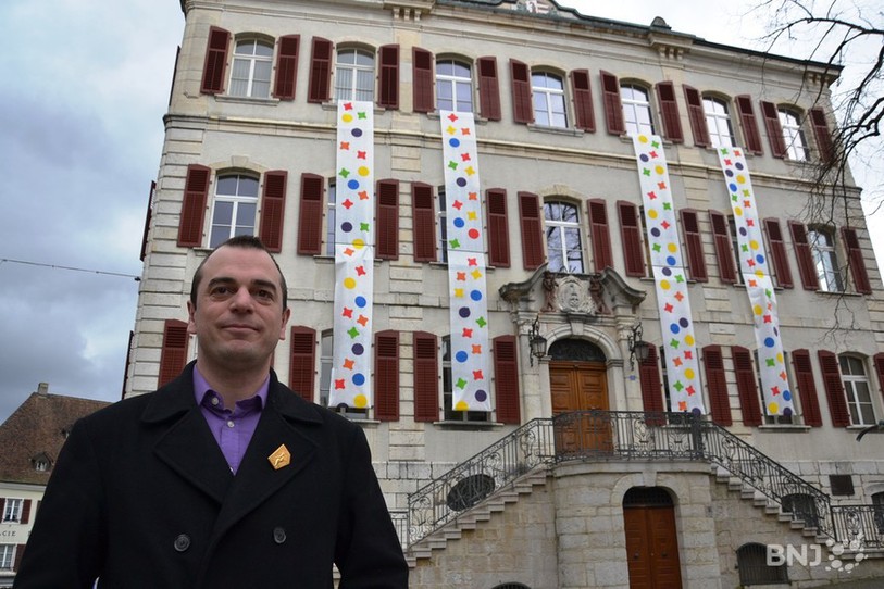 Le président Yann Beuret devant les nouvelles décorations du Carnaval