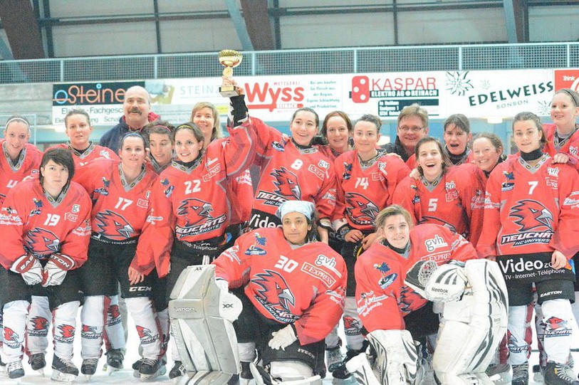 Les hockeyeuses neuchâteloises ont soulevé le trophée. (photo: HC Université Neuchâtel)