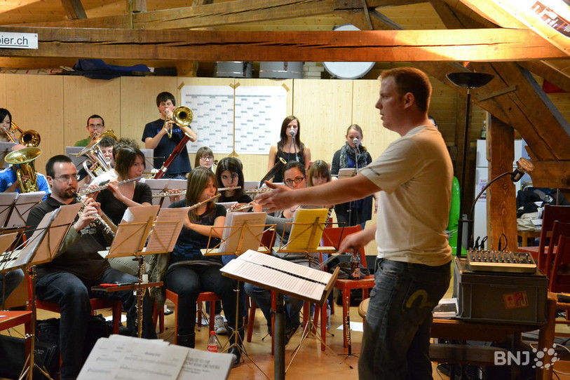 Jacques-Alain Frank, président de l'Ecole de musique de Colombier et chef d'orchestre fait répéter ses troupes pour le concert de gala.