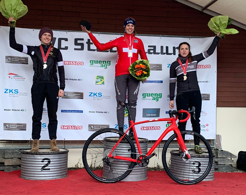 Lise-Marie Henzelin, à droite de l'image, est montée sur la 3e marche du podium lors des derniers championnats suisses de cyclo-cross (photo : Noémie Willemin).