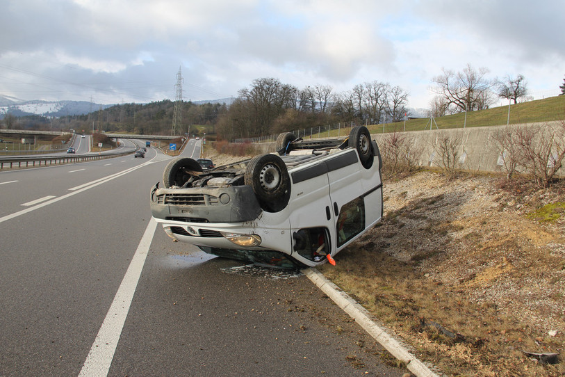 La voiture a terminé sa course sur le toit. (Photo : police cantonale jurassienne.)