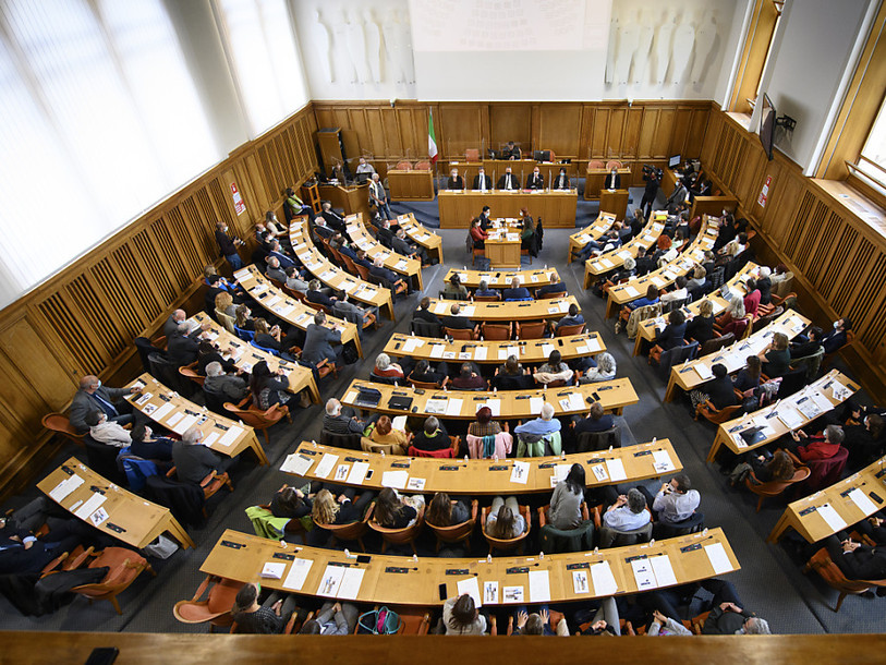 Le Grand Conseil neuchâtelois a approuvé mardi sans opposition un crédit supplémentaire de 8 millions 
de francs pour regrouper et optimiser le logement de l'administration. (Photo : archives / KEYSTONE / Laurent Gillieron).