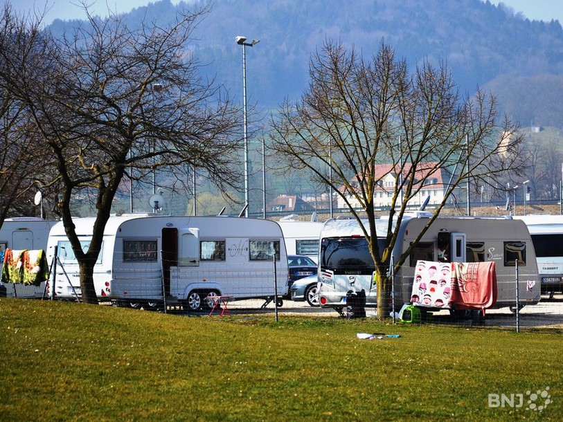 Le campement des gens du voyage installé aux Prés-Roses à Delémont
