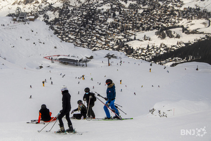 Les stations valaisannes, ici Verbier, accueillent régulièrement des camps de ski des écoles jurassiennes. (KEYSTONE/Jean-Christophe Bott)