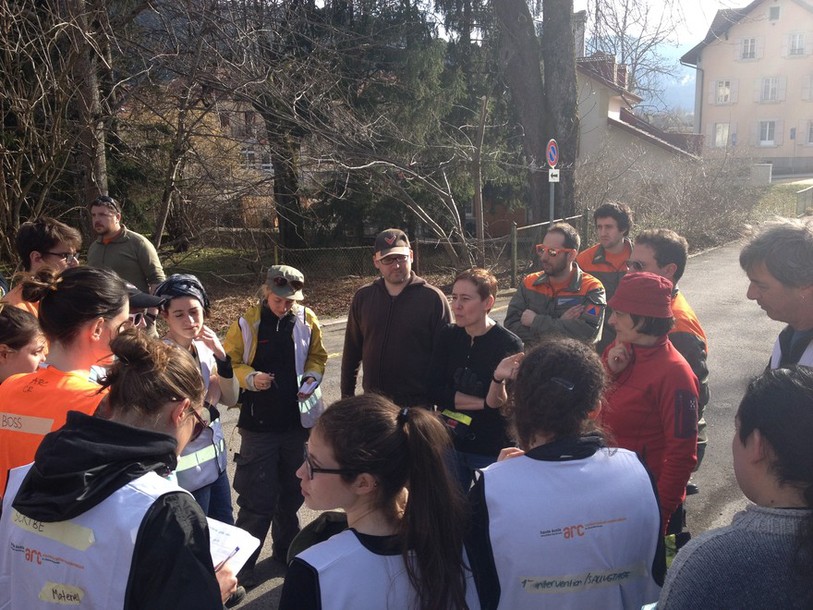 Briefing de l'unité de sauvetage de la collection inondée par Eléonore Kissel, conservatrice-restauratrice spécialisée dans les documents graphique et consultante en conservation préventive.