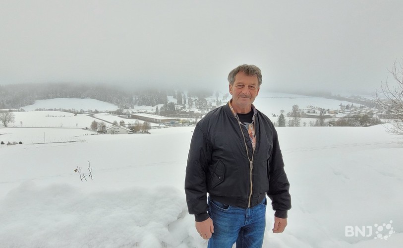 René Jordi, devant une partie du village de Loveresse.