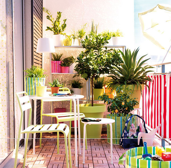 Un balcon joliment arrangé avec une touche de couleurs.
