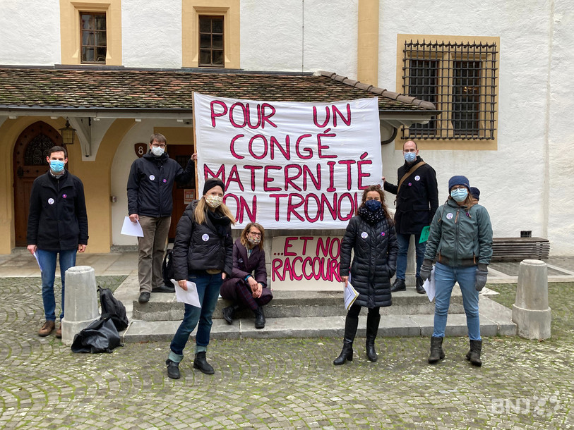 Les partis de gauche, les syndicats et les mouvements féministes ont défendu un « congé maternité non tronqué et non raccourci » mardi matin dans la cour du Château de Neuchâtel. Cette mobilisation vise à contrer la volonté de la droite de réduire ce congé à 16 semaines.