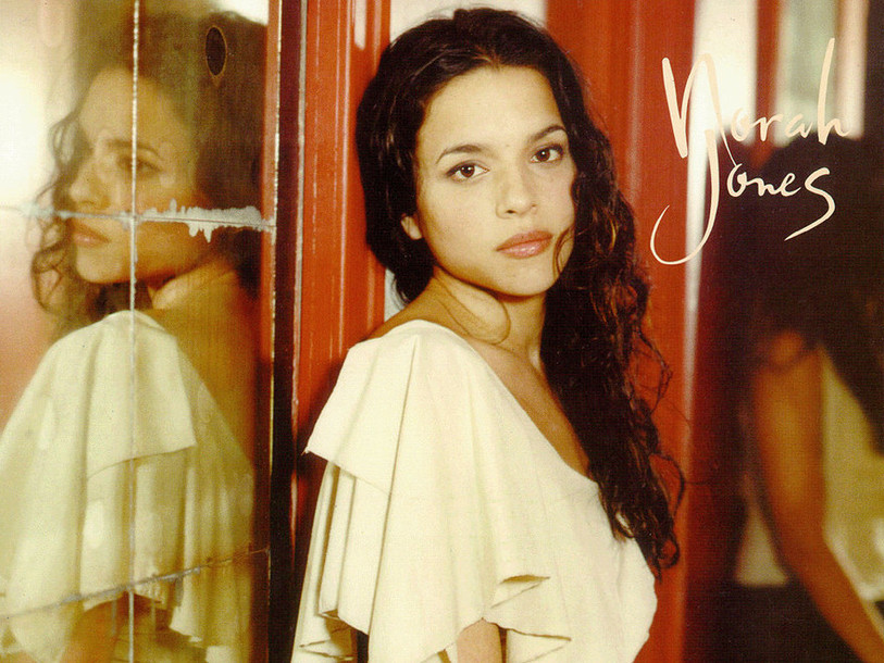 Parmi les chansons conseillées pour se réveiller de bonne humeur le matin, il y a Sunrise de Norah Jones. Se lever avec la voix douce et sensuelle de Norah, que demander de mieux ?