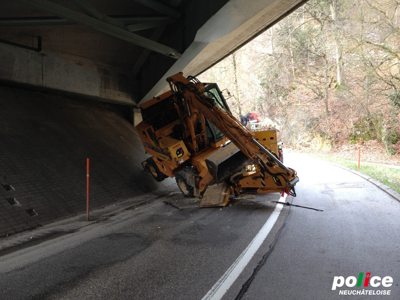 Camion coincé sous le pont