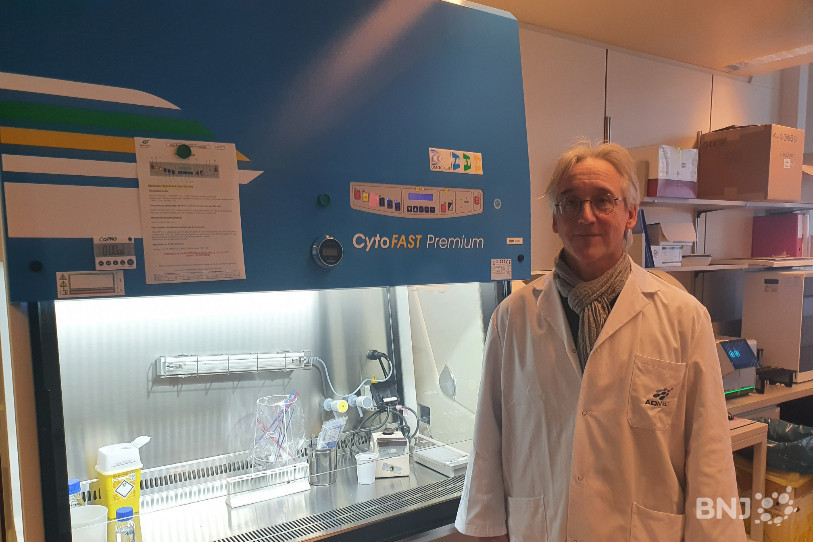 Le directeur adjoint d'Admed, Reto Lienhard, à côté de l'une des machines fortement sollicitée ces jours pour analyser les tests PCR.