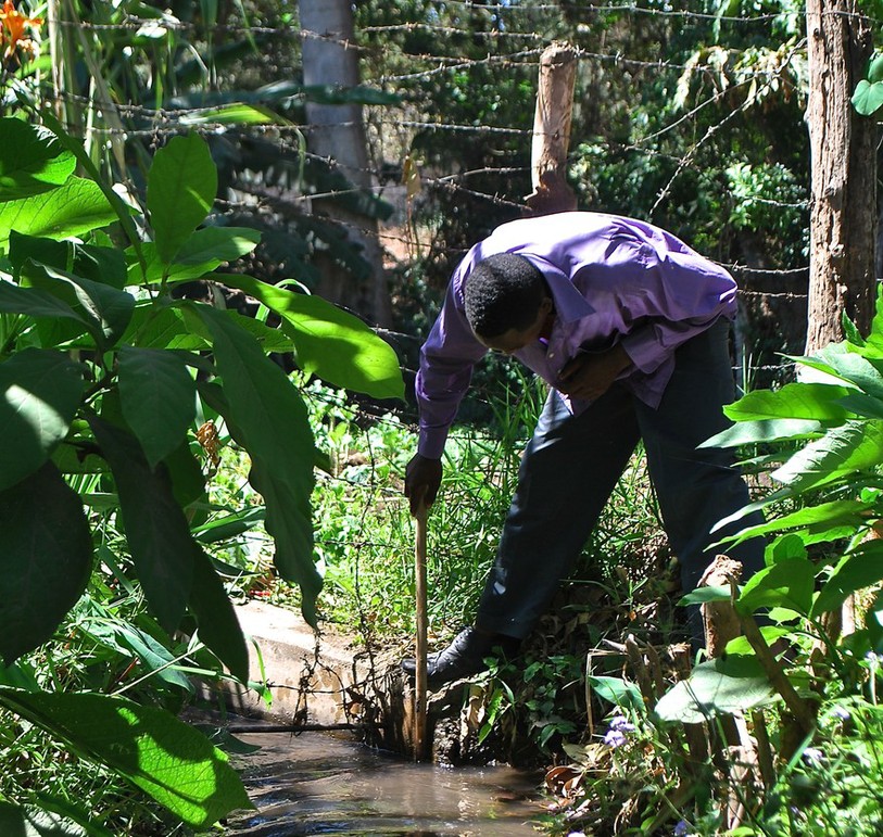Mesurer l’eau peut s’avérer difficile dans certains coins du globe, comme ici en Tanzanie. (photo : Max Monti)