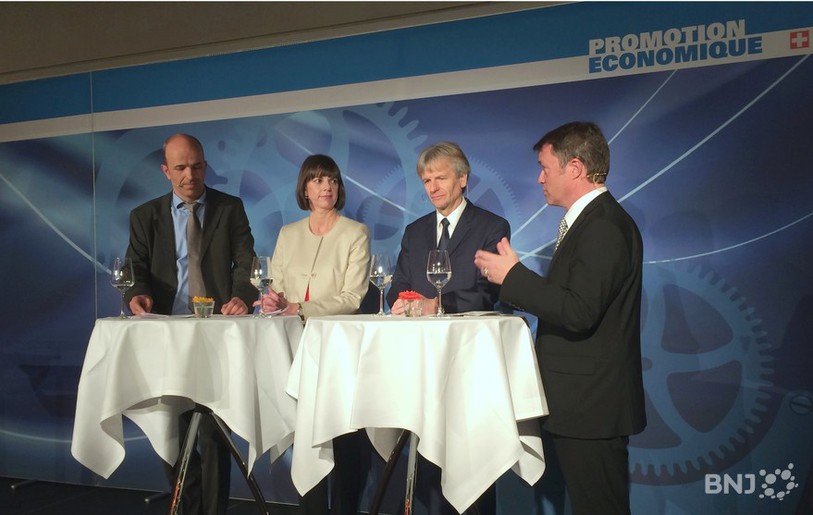 Pierre-Alain Berret, porte-parole du Gouvernement jurassien, Sylvie Ritter, présidente de Baselworld, Jean-Daniel Pasche, président de la FH et le ministre de l'Economie Michel Probst ont débattu lors d'une table ronde