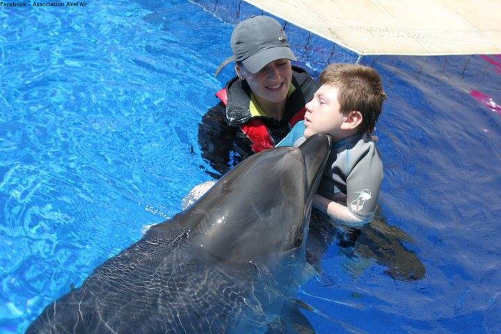 Une première action avait permis à Axel de nager avec des dauphins en 2011 en Turquie (photo : association Axel'Air / Facebook)