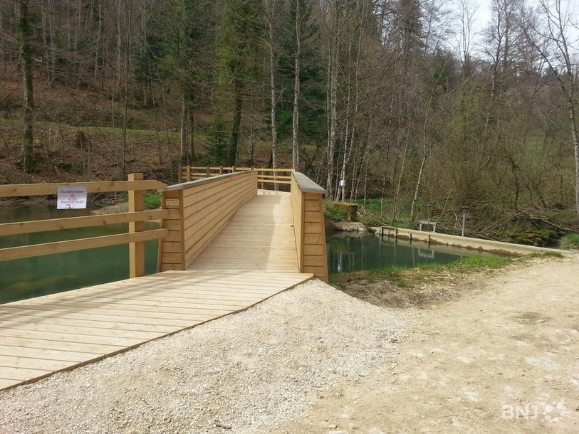Fosse de retenue et passerelle en amont du Lac de Lucelle