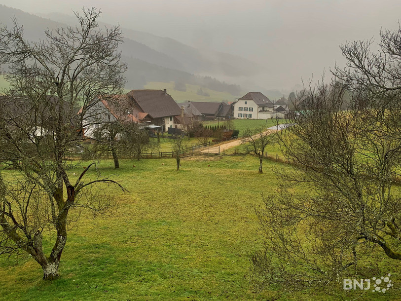 La vue sur Soulce, un peu bouchée en ce jour de pluie, depuis l'église du village.