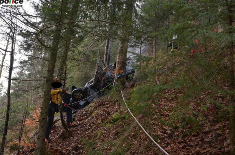 La voiture a fait une chute de 65m avant de s'immobiliser dans les arbres et prendre feu.