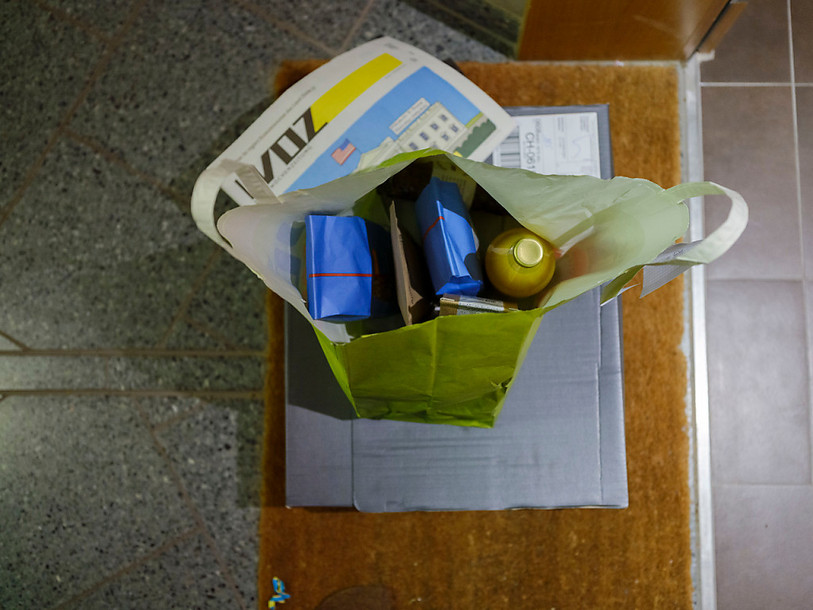 Les Suisses en isolement ou en quarantaine pourront plus rapidement faire leurs courses eux-mêmes à l'avenir. (Photo d'illustration : KEYSTONE / Christian Beutler).