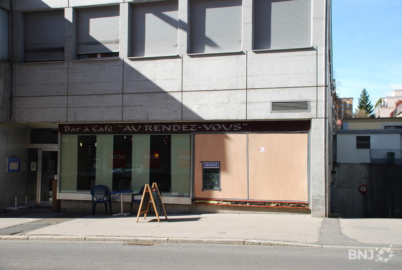 Une voiture a terminé sa course dans la vitrine d'un bar chaux-de-fonnier très tôt samedi matin. Les dégâts sont importants.