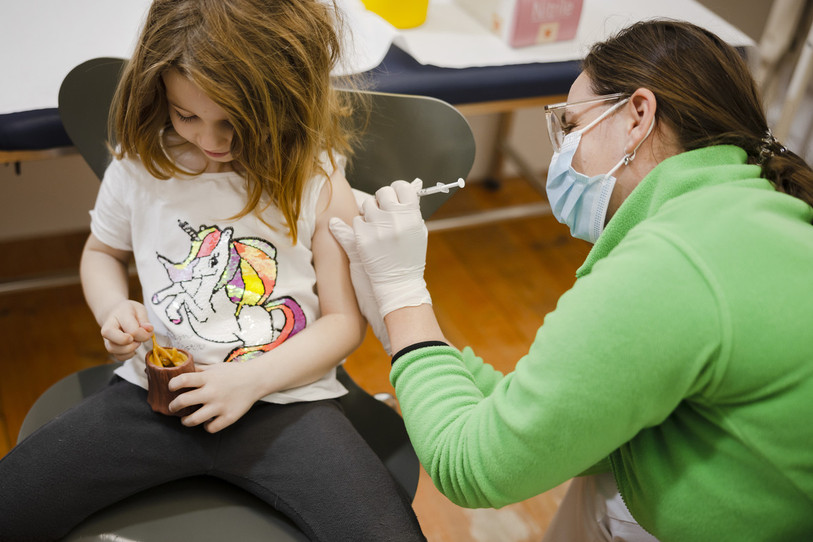 L'Office fédéral de la santé publique avait recommandé la vaccination pour les enfants dès 5 ans en fin d'année dernière. (KEYSTONE/MICHAEL BUHOLZER)