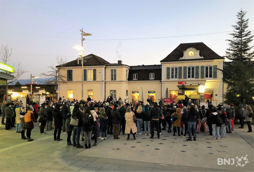 Les manifestants se sont réunis à la place de la gare pour protester contre les mesures sanitaires imposées aux enfants.