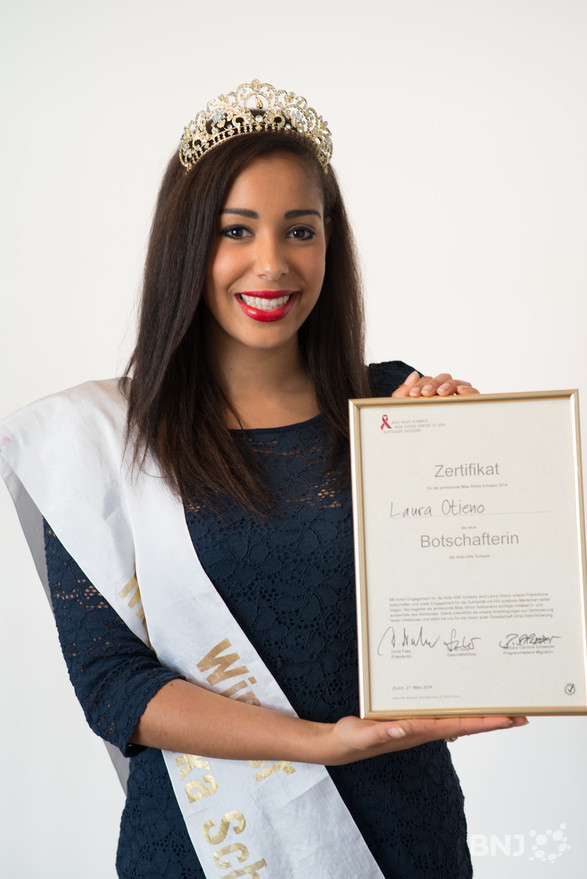 Laura Otieno avec son certificat de Miss