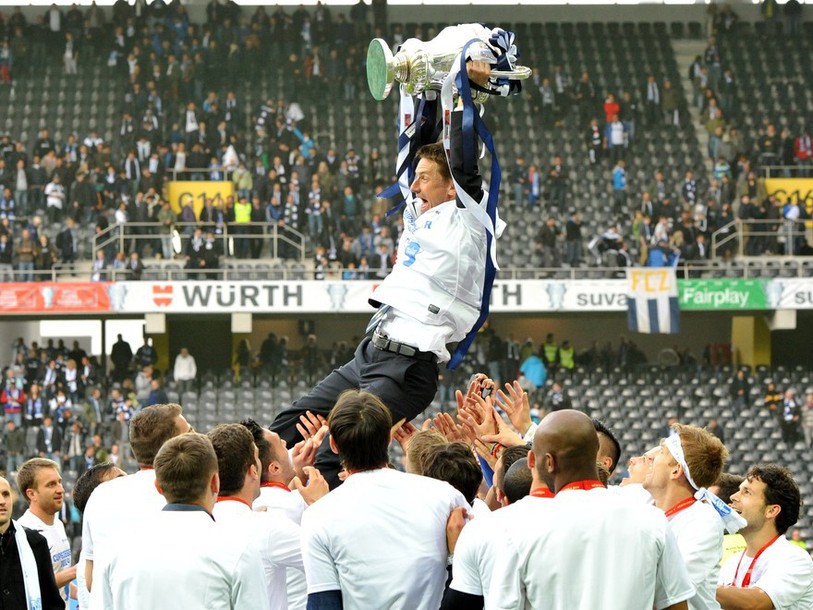 L'entraîneur du FC Zurich, Urs Meier, porté par ses joueurs