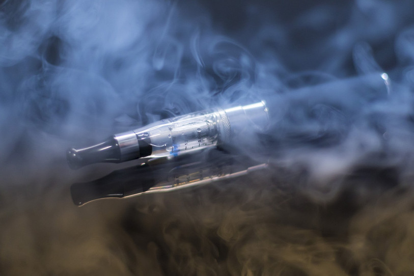 Les cigarettes électroniques devraient être interdites aux mineurs, au même titre que les produits contenant du tabac, selon le Gouvernement jurassien (photo : libre de droit).