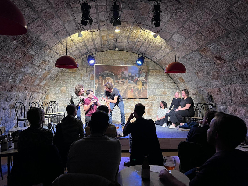 Le spectacle La Volette réunit six comédiens et comédiennes qui improvise une histoire durant 45 minutes. (Photo : compagnie Vol de nuit).