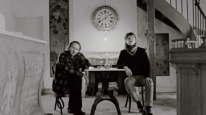 Dans le clip d'Isolement, Jean-Louis Aubert est attablé face à l'écrivain Michel Houellebecq.