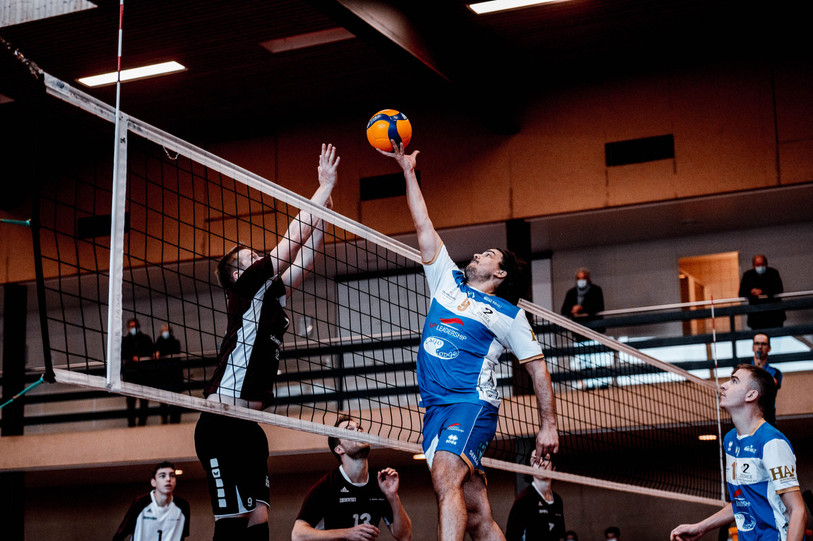 Nidau Volley (en bleu) tentera de tutoyer le sommet de son art dimanche face au leader de l'élite de volleyball suisse. (Photo : Nidau Volley/Lucie Gertsch)
