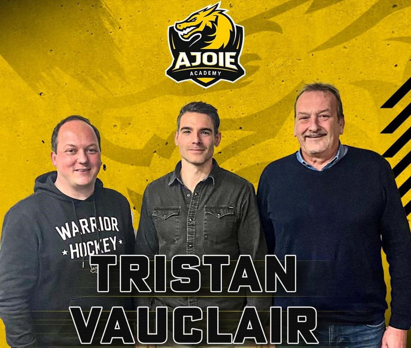Tristan Vauclair entouré de Patrick Hauert (à droite), président du HC Ajoie, et d'Alain Theilkaes, président de HC Ajoie Academy. (Photo : HC Ajoie)