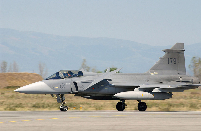 Un gripen suédois utilisé actuellement. Le gripen qui serait livré en Suisse en cas de oui le 18 mai sera une version améliorée de cet appareil.