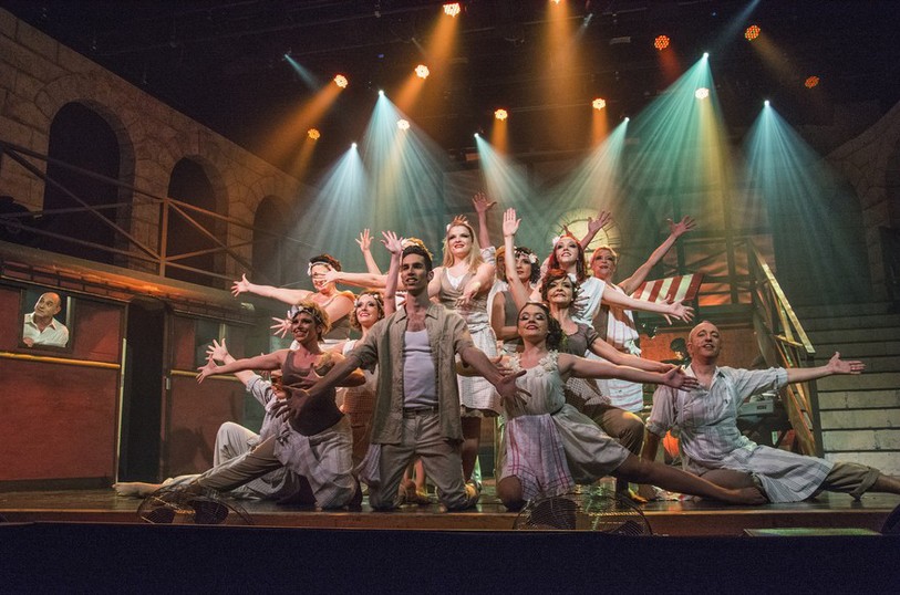 La troupe de Saintimania lors d'une représentation en janvier 2014