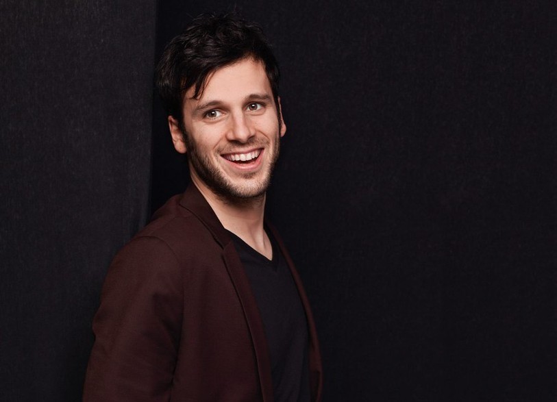 Sebalter est aussi violoniste. Il a longtemps fait partie d'un groupe folk avant de commencer une carrière solo il y a 2 ans.