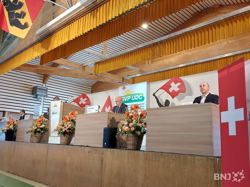 Le président de l’UDC bernoise Manfred Bühler (à droite) a pris place sur la scène aux côtés du conseiller fédéral Ueli Maurer.