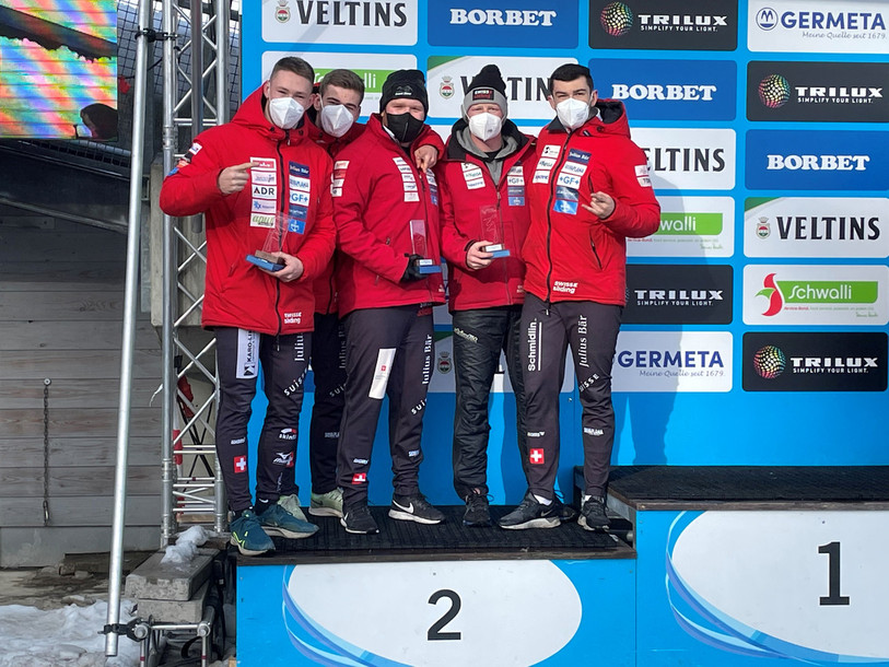 De gauche à droite : Quentin Juillard, Mathieu Hersperger, Pascal Moser, Roman Wägeli et Timo Rohner savourent leur podium. (Photo : Quentin Juillard).
