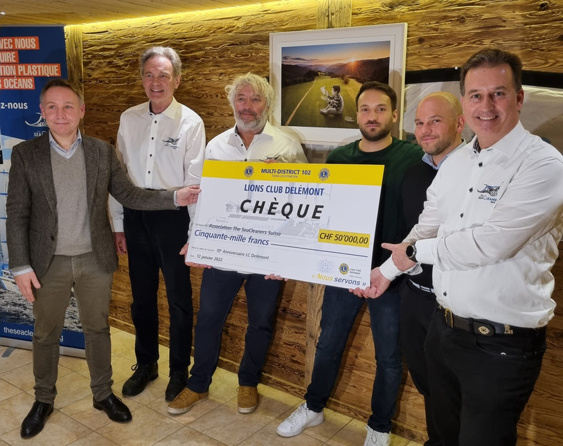 De gauche à droite : François Chételat (past-président du LC Delémont), Maurice Hoffstetter (président de The SeaCleaners Swiss), Yvan Bourgnon (skipper et président-fondateur de The SeaCleaners), Saype, Benoît Brêchet (président du LC Delémont) et Milan Despotovic (directeur général de The SeaCleaners Swiss). (Photo : Lions Club Delémont). 