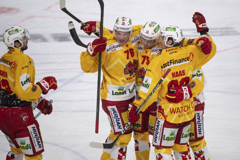 Les Seelandais se congratulent après le 2-2 d'Alexander Yakovenko (au centre). (Photo : KEYSTONE/Ti-Press/Pablo Gianinazzi)