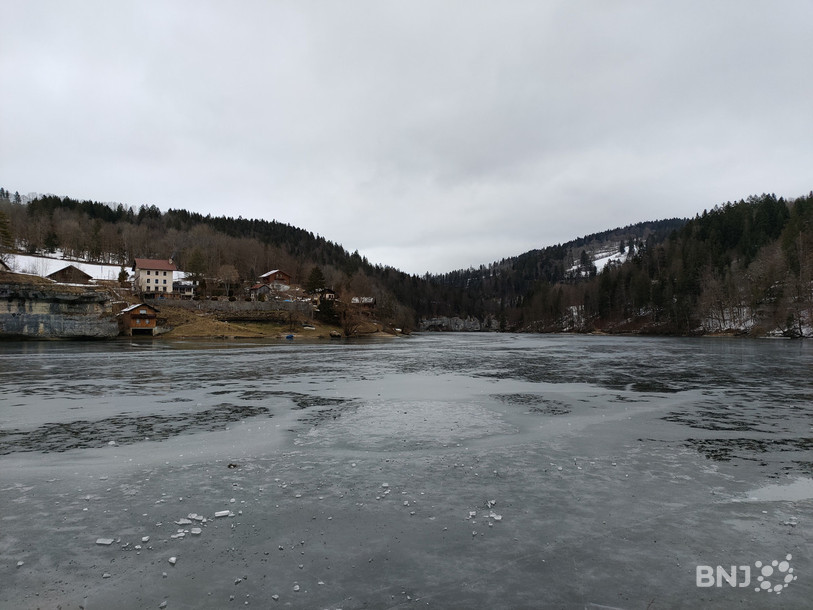 La glace a pris sur le lac des Brenets, mais il est encore trop dangereux de s'y aventurer, assurent les spécialistes.