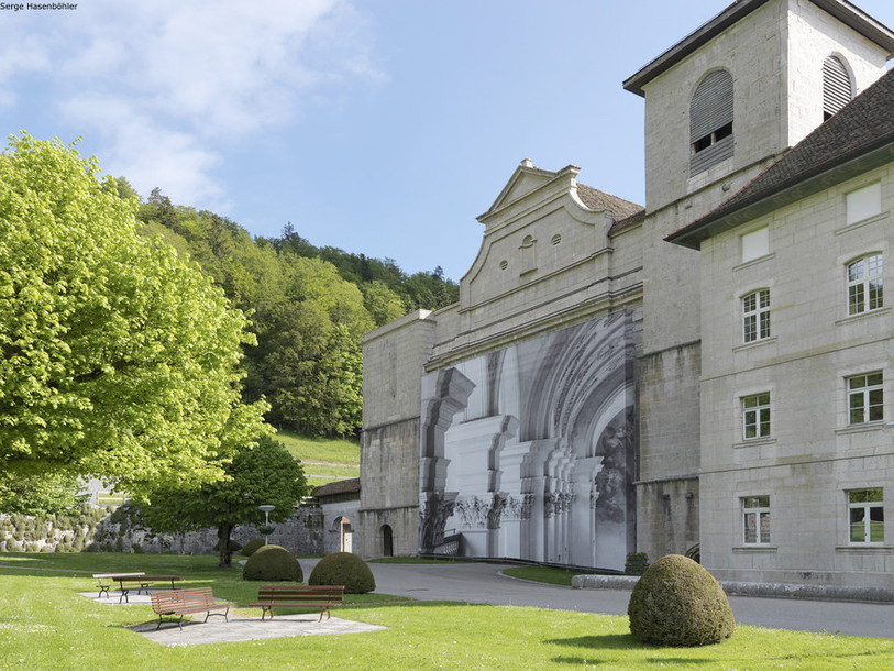 Les photographies de Renate Buser, imprimées sur des bâches, transforment l'Abbatiale.