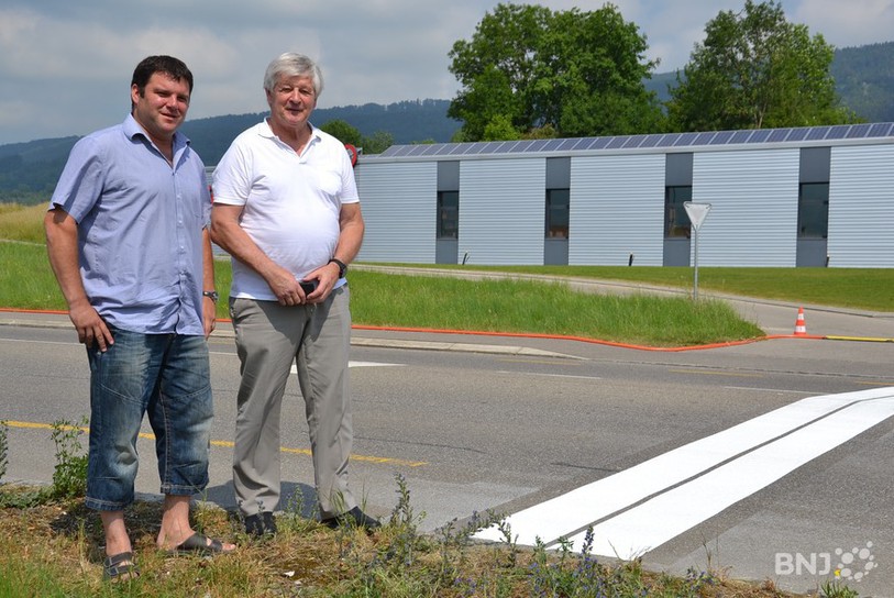 Damien Chappuis (président du comité d'organisation) et Jean-Claude Salomon (vice-président) devant la ligne d'arrivée de la 6e étape du Tour de Suisse à Delémont