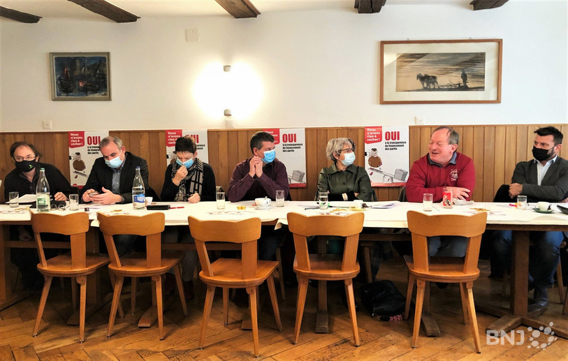 Thierry Cortat (CS-POP), Thomas Schaffter (PCS), Sonia Burri-Schmassmann (Vert.e.s), Jämes Frein (président du PSJ), Elisabeth Baume-Schneider (Conseillère aux Etats du PSJ), Philippe Siraut (PEV) et Didier Receveur (PVL, de gauche à droite) militent tous pour davantage de transparence au sein des partis jurassiens.