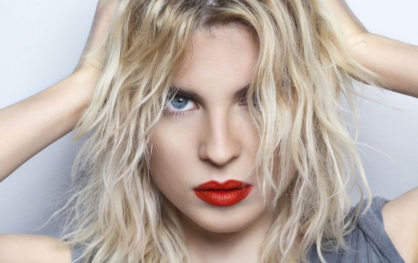 Cécile Cassel alias Hollysiz fête aujourd'hui ses 32 ans.