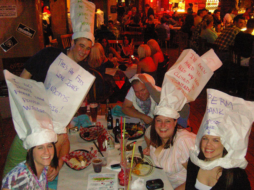 AU Dick’s last resort, les serveurs ne vous font pas de courbettes, bien au contraire ! Le repas se passe sur une table de pique-nique et vous avez droit à des chapeaux avec des mots d'oiseaux. Cette chaîne de restaurant cartonne aux Etats-Unis.
