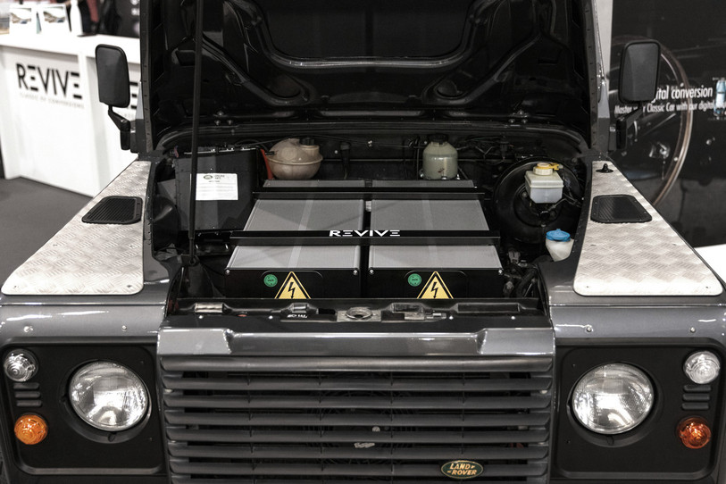 Les moteurs électriques remplacent les pièces d'origines de ces véhicules de collection. (Photo : Revive).