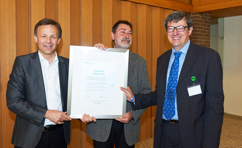 Le Prof. Dr Marcel Arnold (à g.) président de la commission AVC de la Swiss Federetaion of Clinical Neuro-Societies et responsable du stroke center à l'hôpital de Berne, remet aux co-responsables de l'unité cérébrovasculaire du CHB, au Dr Claudo Jenni, édecin chef des soins intensifs, et au Dr Filippo Donati, médecin-chef du service de neurologie (à dr.), le certificat officiel (photo: CHB)
