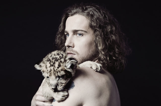 Julien Doré fait patte de velours dans Ver d'oreille.