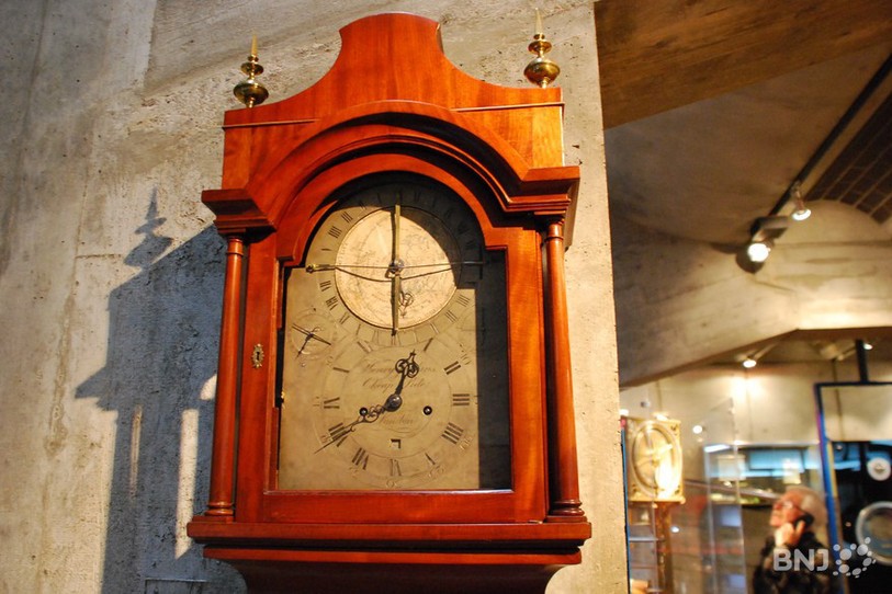 La visite s'est terminée devant la première pendule restaurée par Aurélie Michaud. Un garde-temps anglais du XVIIIe siècle qui donne l'heure dans le monde entier sur son cadran supérieur.